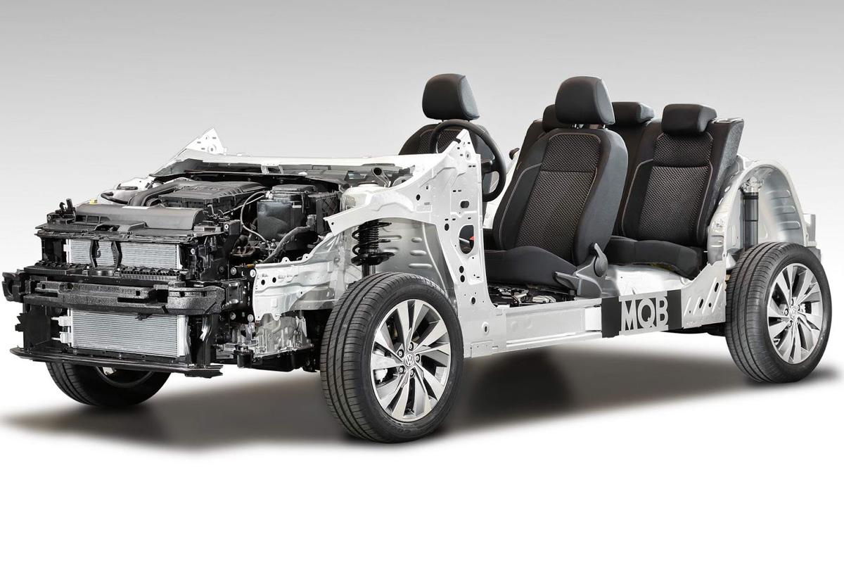 O condensador do ar-condicionado fica localizado à frente do radiador